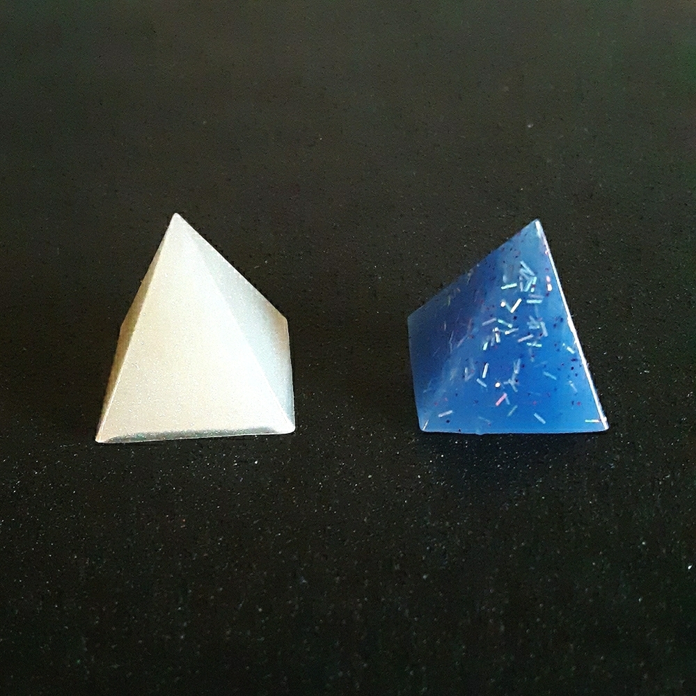 Small iridescent pearl white and blue glitter resin pyramids decor figurines new